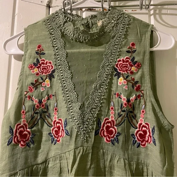 ENTRO embroidered sleeveless blouse-small NWOT - Picture 2 of 9